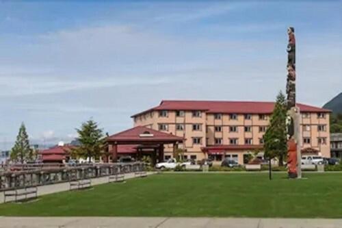 Totem Square Hotel And Marina Sitka Exterior photo